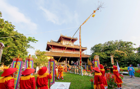 Hoàng cung xứ Huế hạ nêu, khai ấn