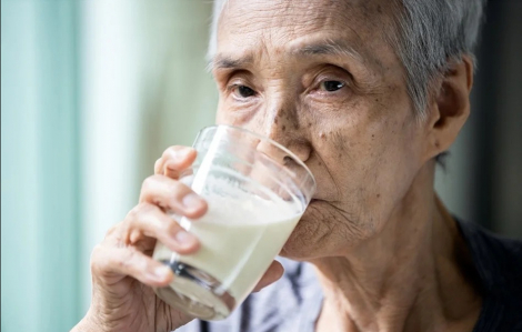 Uống 1 ly sữa sau khi tập thể dục giúp bảo vệ xương khớp cho người ngoài 50 tuổi