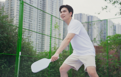 Vừa hết tết, chồng vội xách vợt ra sân pickeball với lý do “tống mỡ bánh chưng”