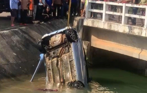 Phát hiện hai thi thể cùng chiếc xe ô tô dưới mương nước ở Gia Lai