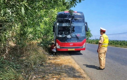 Quảng Ngãi: Phát hiện xe khách 45 chỗ nhồi nhét 61 hành khách