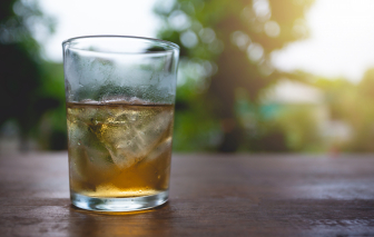 Thái độ của chồng còn lạnh hơn ly trà đá đổ ướt vợ