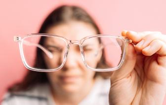 Thói quen ở trong nhà làm tăng nguy cơ cận thị