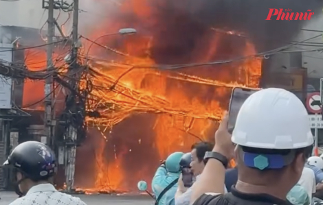 Hiện trường kinh hoàng vụ cháy tiệm đồ gỗ trên đường Đỗ Xuân Hợp