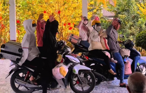 Ông nội lặng lẽ nhìn con cháu rời đi sau Tết