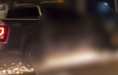 Bắt khẩn cấp tài xế xe bán tải kéo lê xe máy khiến một người tử vong ở Lâm Đồng