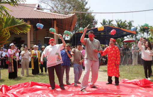 Du khách nước ngoài say mê lễ khai hạ của người Mường