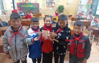 Giữ sĩ số học sinh sau tết ở vùng cao