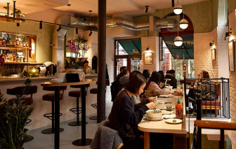 Quán phở Việt 25 năm tấp nập khách giữa lòng London