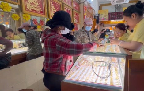 Giá vàng ngày 25/2: Trong nước vượt 185 triệu đồng/lượng, thế giới quay đầu giảm