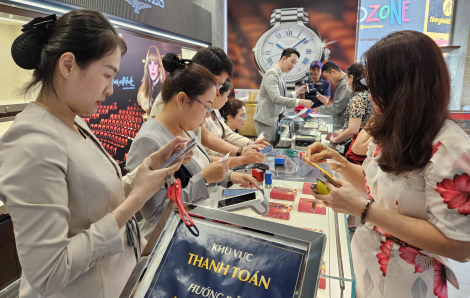 Khác lạ cảnh mua vàng vía Thần Tài tại TPHCM