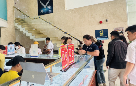 Nhiều khách mua vàng ngày vía thần tài từ sớm