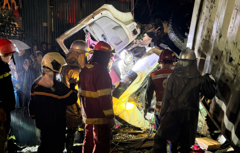 Xe tải bị ‘vò nát’, văng xa cả trăm mét sau va chạm với tàu lửa