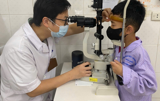 Bé trai bị bạn ném pháo vào người, chấn thương mắt nặng