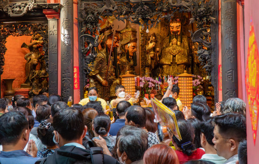 Dòng người đổ về chùa Phước Hải ở TPHCM trong ngày vía Trời