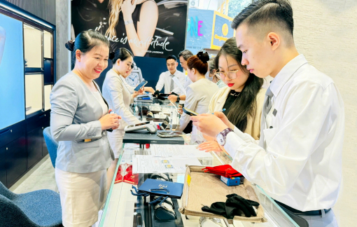 Dùng tiền mặt khó mua vàng ngày vía Thần Tài