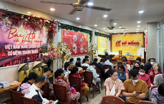 Cửa hàng vàng ở TPHCM ken kín người mua