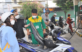 Giá xăng tăng gần 1.000 đồng/lít, dầu giảm nhẹ