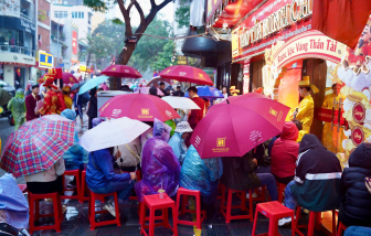 Hà Nội: Đông nghịt người đội mưa, xếp hàng từ rạng sáng chờ mua vàng bạc ngày vía Thần Tài