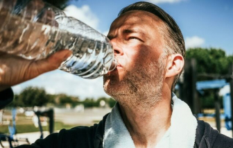 'Hóa chất vĩnh cửu' thúc đẩy lão hóa sớm, đặc biệt ở nam giới trung niên