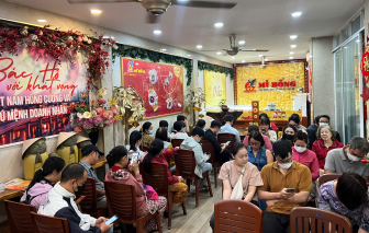 Khách đội mưa, xếp hàng dài chờ mua vàng ngày vía Thần Tài