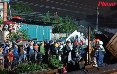 Hiện trường ám ảnh tàu hỏa tông xe tải