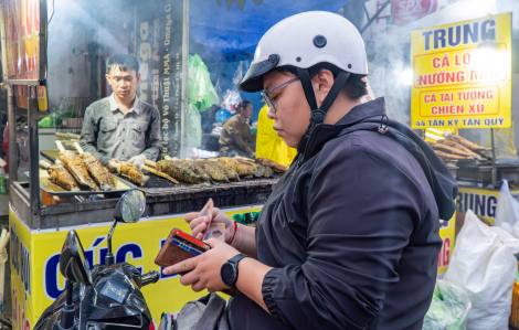 Người dân TPHCM đổ xô mua cá lóc nướng vía Thần Tài từ tờ mờ sáng