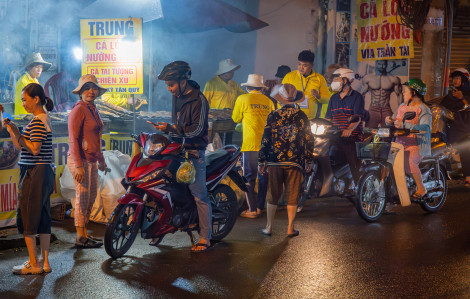 “Phố cá lóc nướng” tại TPHCM xuyên đêm đỏ lửa cho ngày vía Thần Tài