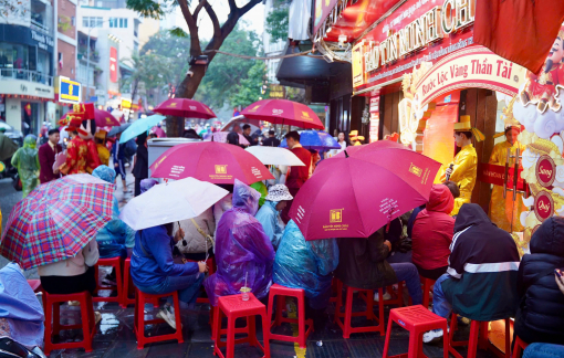 Hà Nội: Đông nghịt người đội mưa, xếp hàng từ rạng sáng chờ mua vàng bạc ngày vía Thần Tài