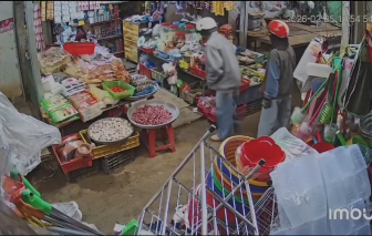 Clip cô gái ngất xỉu sau khi tiếp xúc với hai người lạ