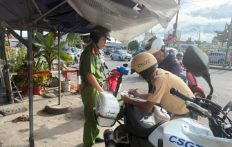 Dừng xe sát đường ray, nhiều người bị phạt