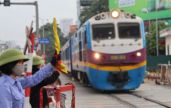 Xử lý nhiều tài xế vượt rào chắn khi đi qua đường ngang ở Hà Nội