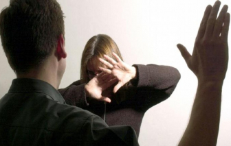 Mâu thuẫn sau khi kể chuyện của người khác, người đàn ông đánh bạn gái tử vong