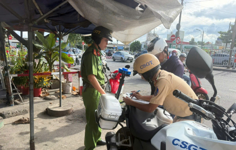 Dừng xe sát đường ray, nhiều người bị phạt