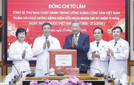 Tổng bí thư Tô Lâm thăm, chúc mừng cán bộ, bác sĩ, nhân viên y tế Bệnh viện Hữu Nghị