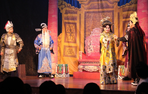 NSND Thanh Ngân và dàn ‘chuông vàng’ hội ngộ đầu năm trong vở diễn về nghề hát