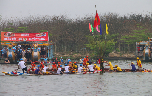Tưng bừng ngày hội đua ghe đầu xuân trên sông Hương