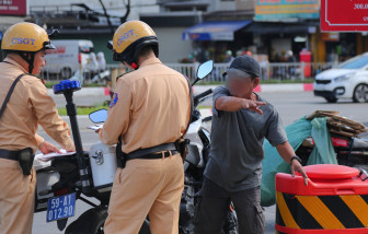 Nhiều người bị xử phạt vì chạy xe băng qua đường ray Phạm Văn Đồng