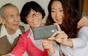 Người trẻ Trung Quốc 'dạy' cha mẹ cách sống trong thời đại số