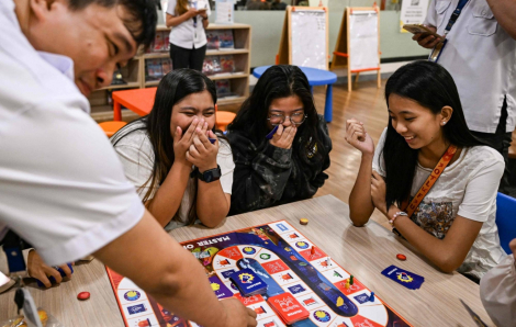 Học kỹ năng sinh tồn qua vòng quay xúc xắc