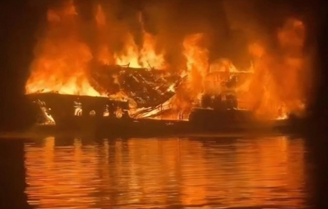 Cận cảnh vụ cháy tàu du lịch trên vịnh Hạ Long