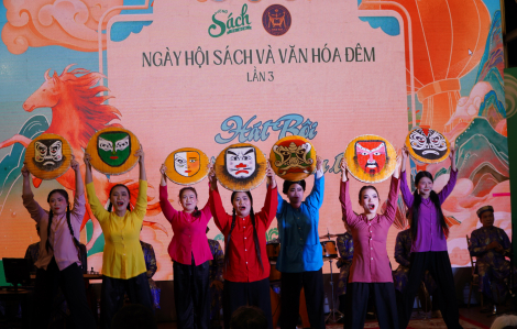 Xem hát bội, nghe nhạc dân tộc và tham gia trò chơi dân gian ở Đường sách Nguyễn Văn Bình
