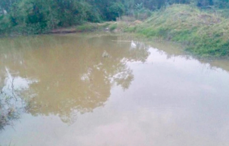 Người phụ nữ mang thai và con nhỏ tử vong dưới hồ nước nghi do tự tử