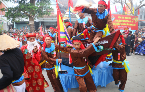 Độc đáo lễ hội quảng diễn 'bắt cá trên bờ' ở lễ hội cầu ngư làng Thai Dương, TP Huế