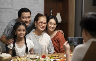 Mẹ chồng thiên vị, con gái thắc mắc "sao bà chiều em hơn con?"