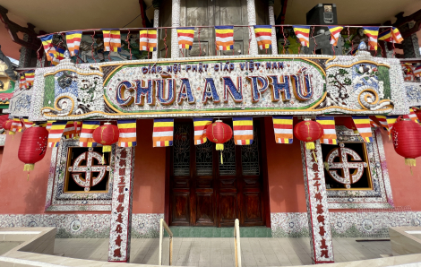 Khám phá chùa mosaic với nghệ thuật khảm sành sứ độc nhất TPHCM