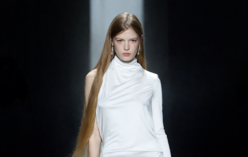 Con gái Elon Musk gây chú ý trên sàn diễn Gucci 2026