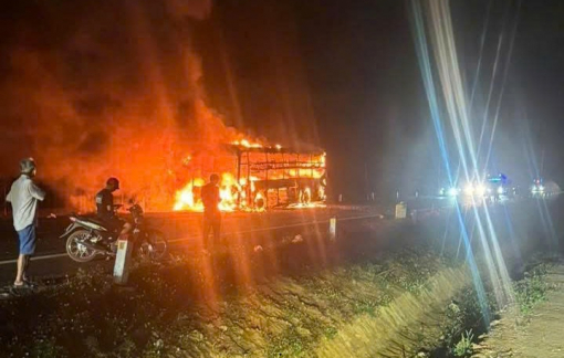 Xe khách bốc cháy khi đang lưu thông, 44 hành khách và 2 lái xe may mắn thoát nạn