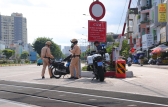Chỉ 2 ngày, 111 xe máy bị “phạt nguội” vì chạy xe băng qua đường ray Phạm Văn Đồng