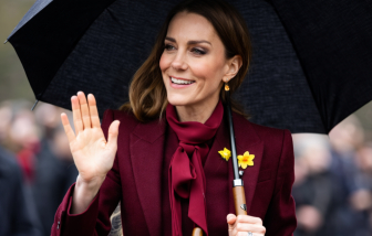 Công nương Kate Middleton khẳng định đẳng cấp thời trang với sắc đỏ rượu vang